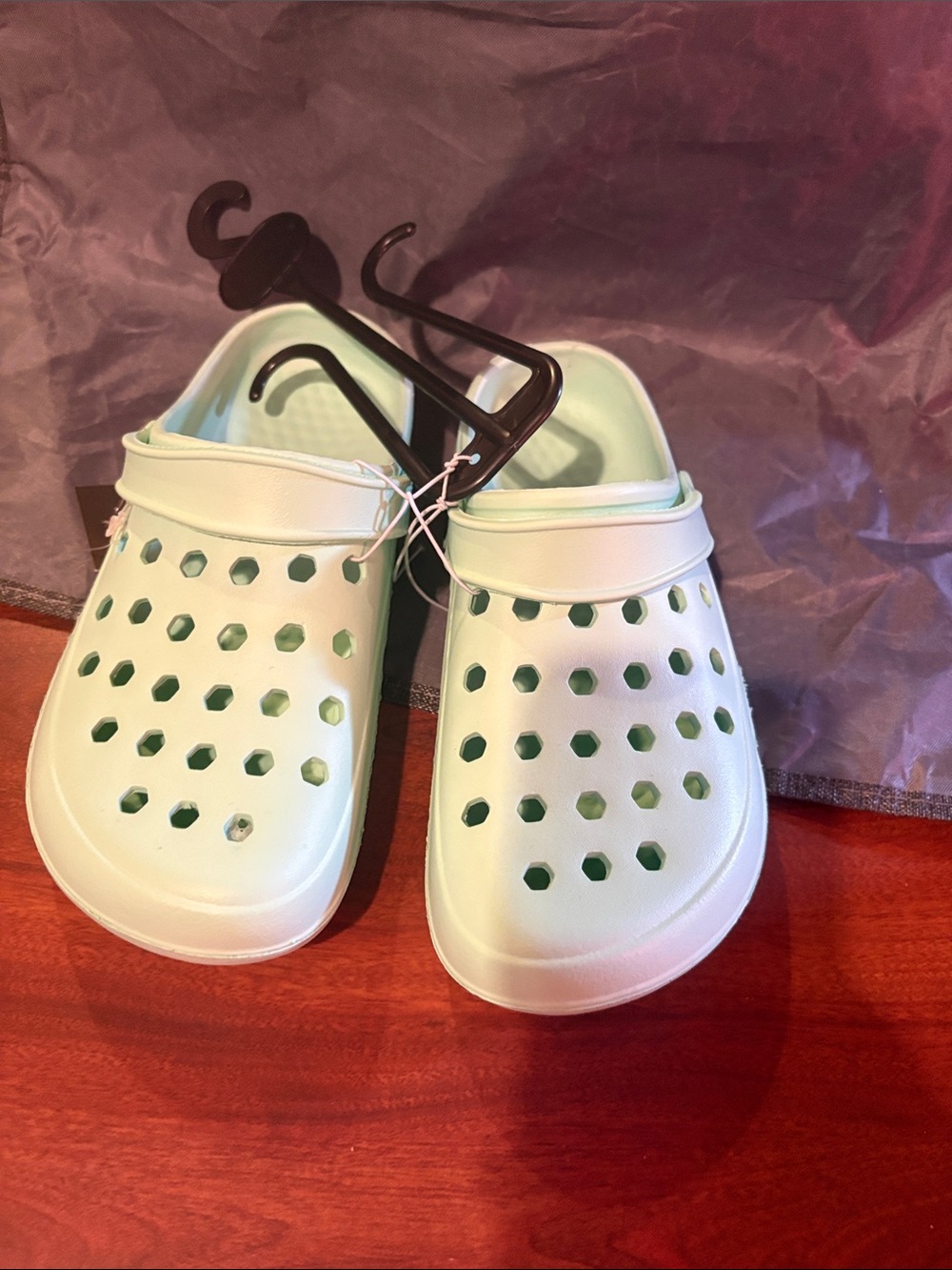 Women’s  Breathable Slip-On Clog in Light Mint size med 7-8